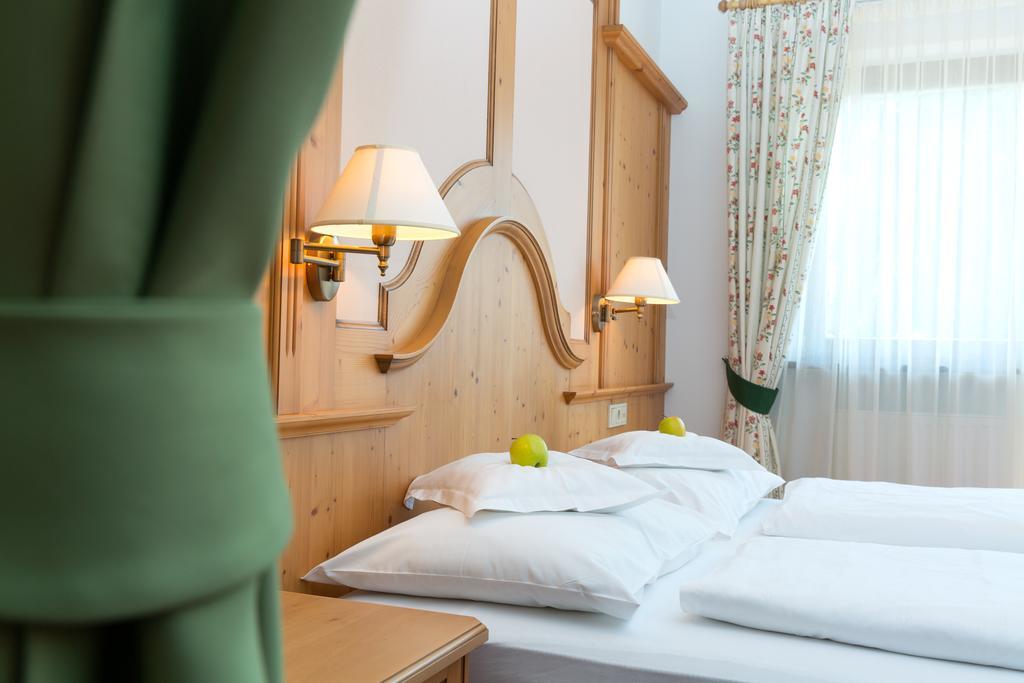 Hotel Falken ファルツェス エクステリア 写真